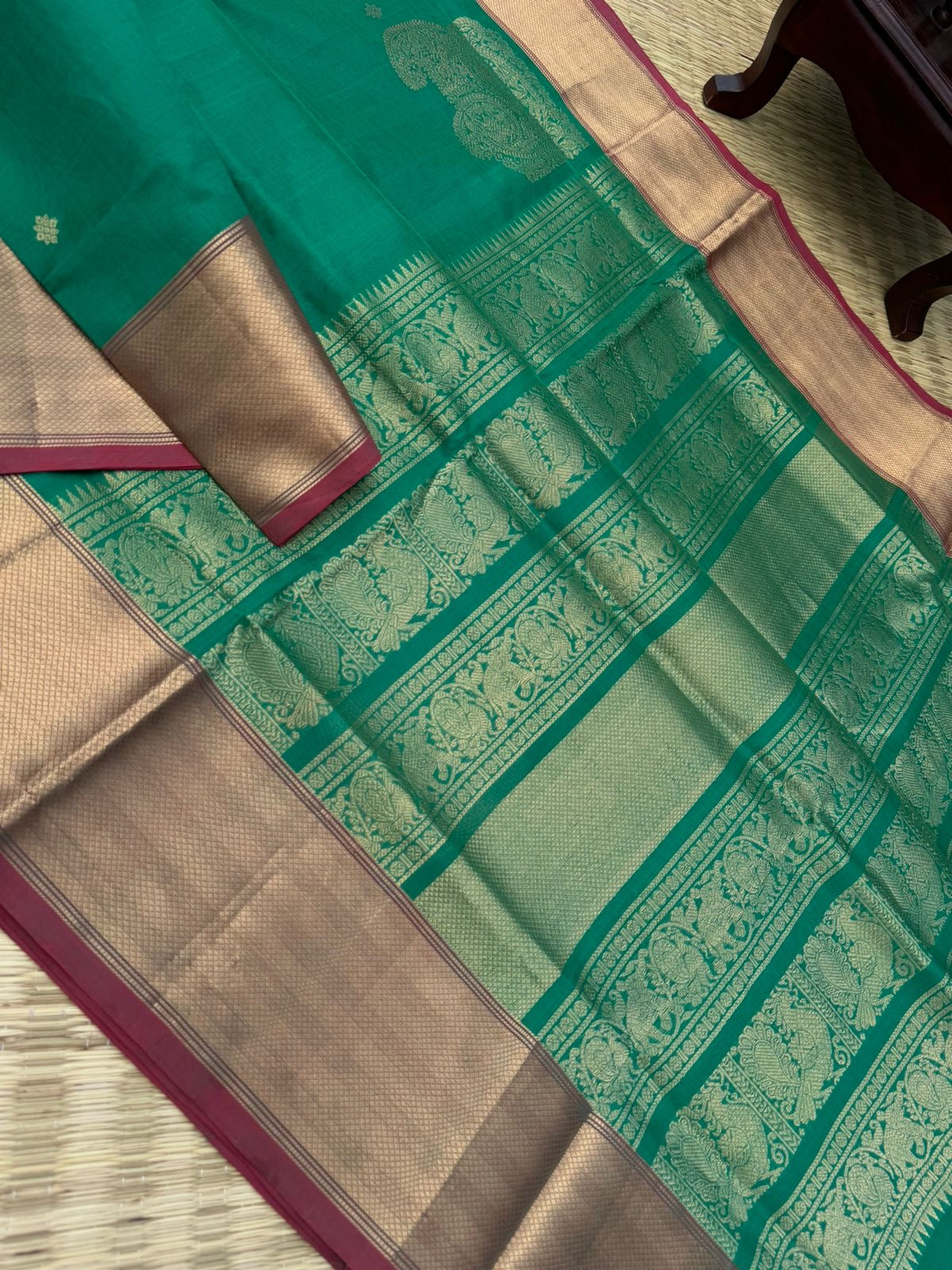 Zari Kissed Silk Cotton - leaf green with solid borders and grand pallu with corner buttas
