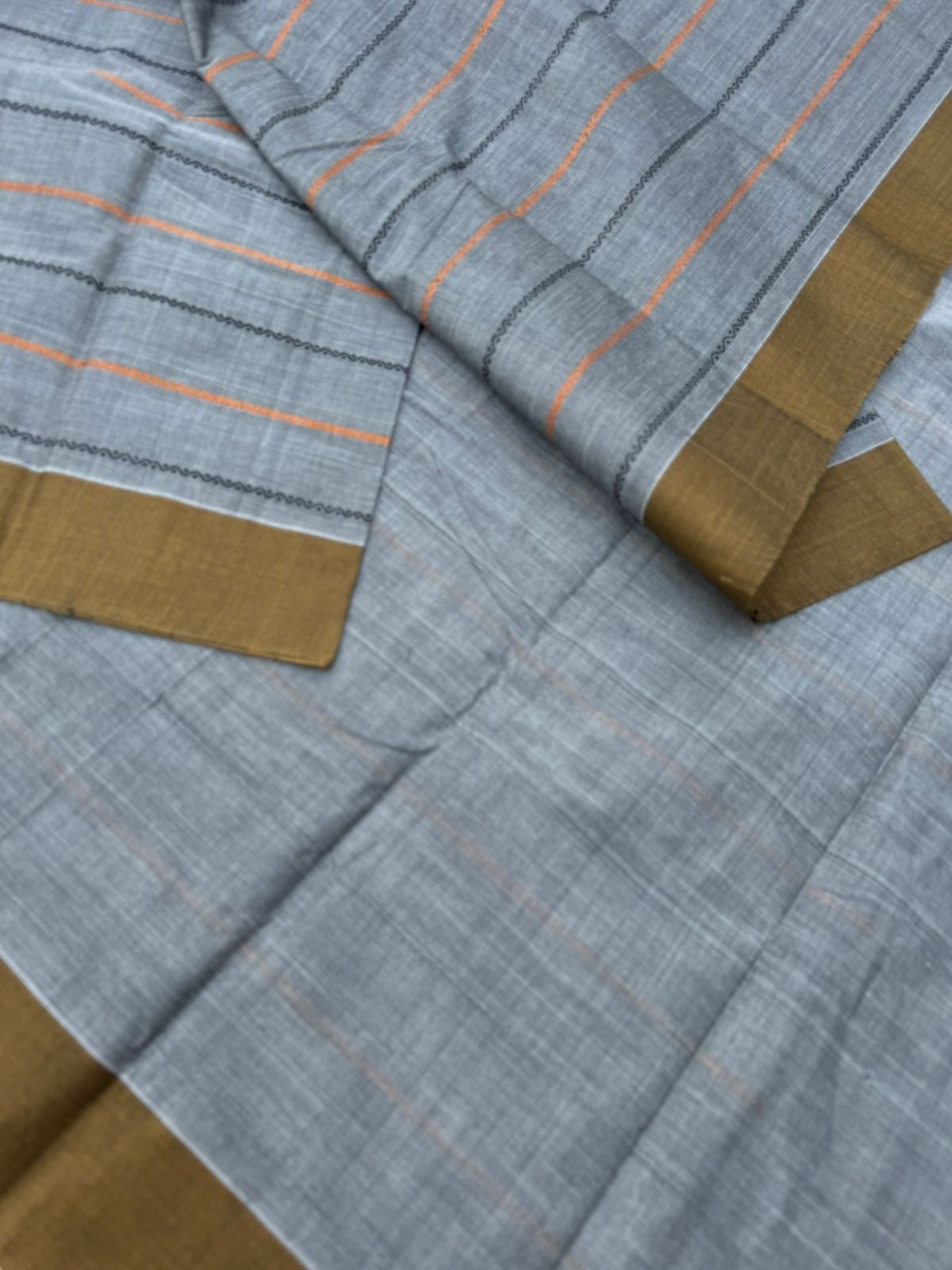 Mangalavastaram - grey veldhari with bronze tone borders with jamdani style pallu
