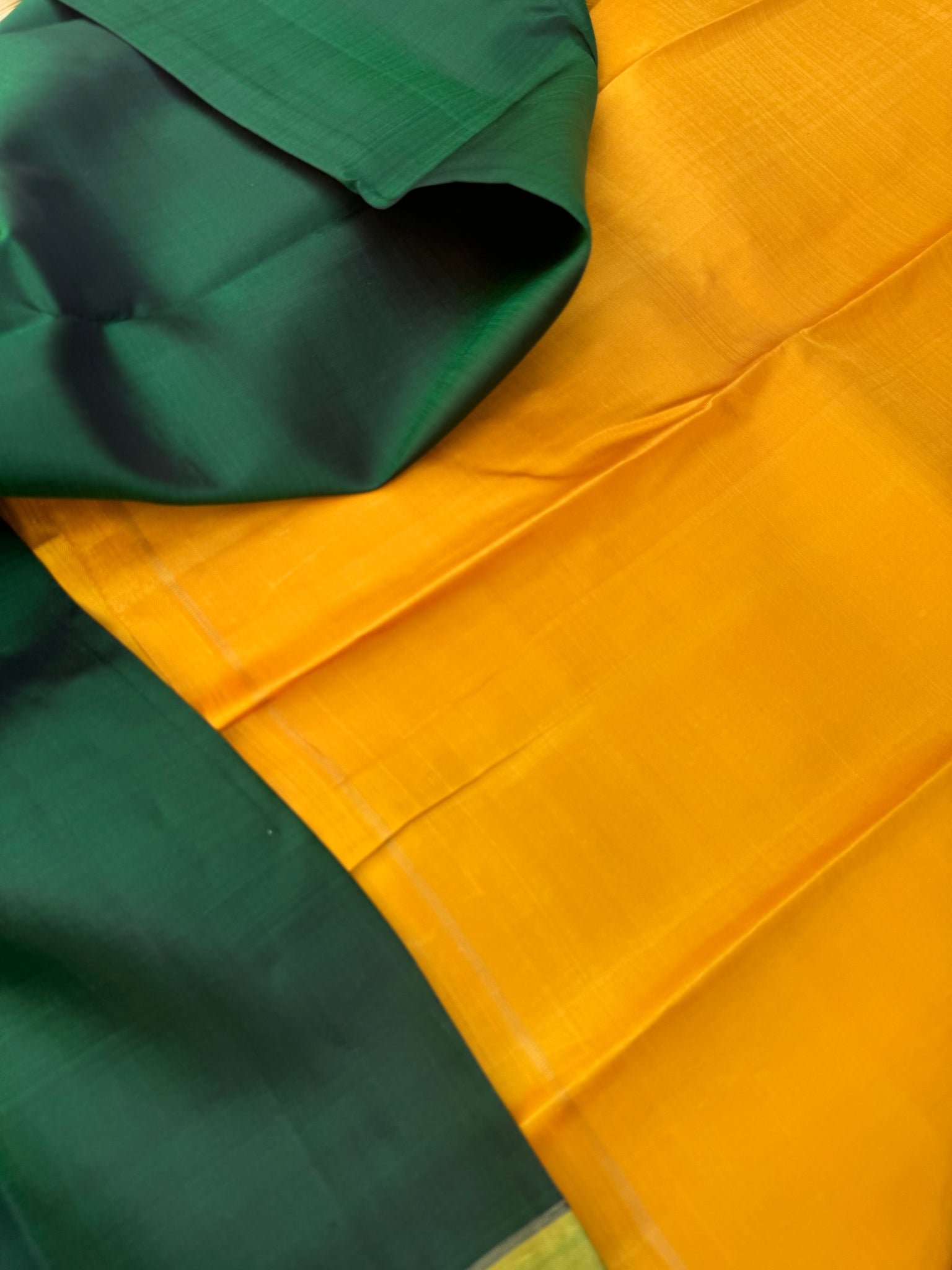 Mohaa - Beautiful Borderless Kanchivaram - a full plain meenakshi green body with golden mustard pallu and blouse, you can wear any kind of diamond or gold jewellery for this saree, definitely the jewellery will speak