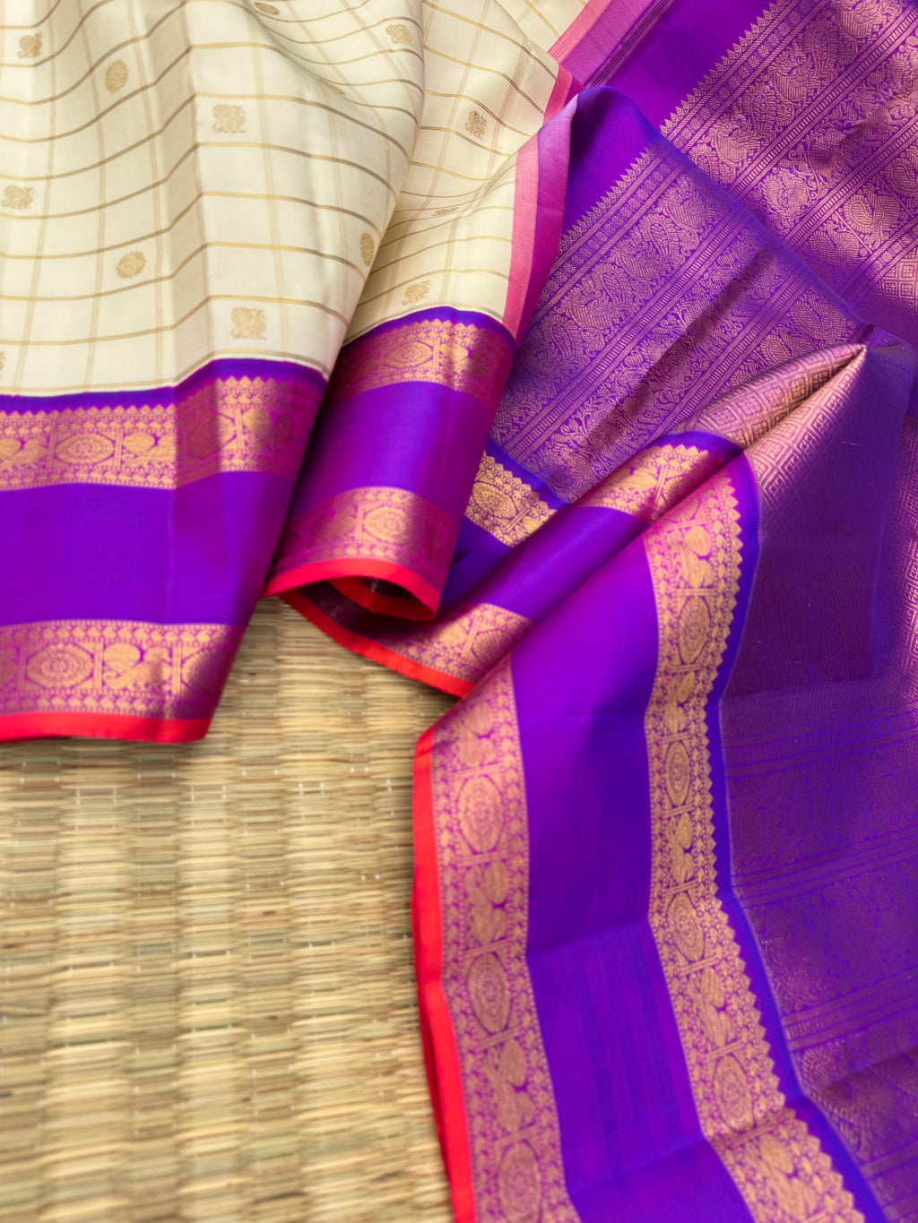 Venn Pattu - the stunning beauty at the peak off white Mayil chackaram body buttas with purple retta pett woven borders with pink sleeve edge and what a stunning pallu