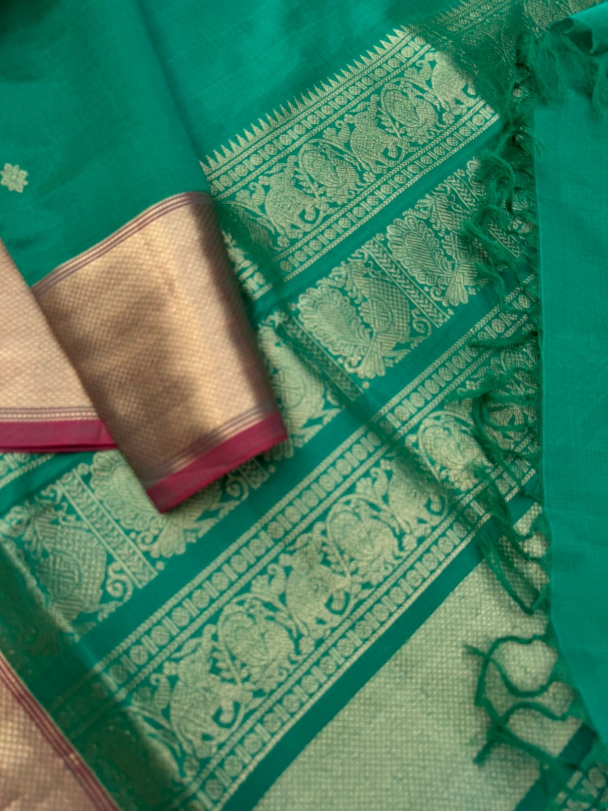 Zari Kissed Silk Cotton - leaf green with solid borders and grand pallu with corner buttas