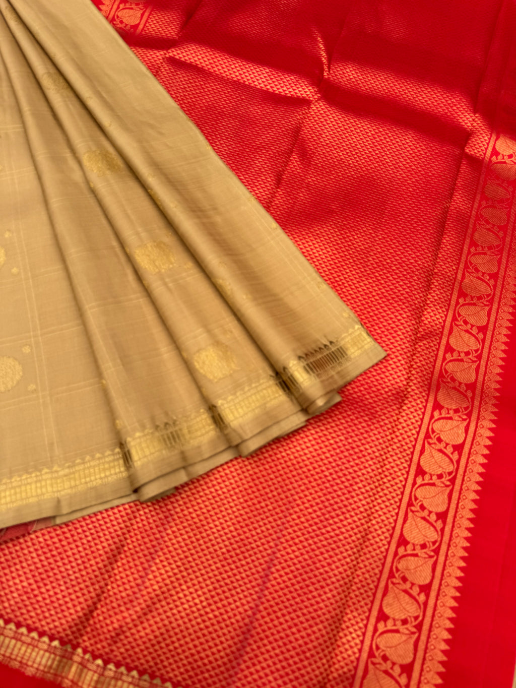 Album Vidhyasam - a biscuit beige and red with vintage buttas woven body