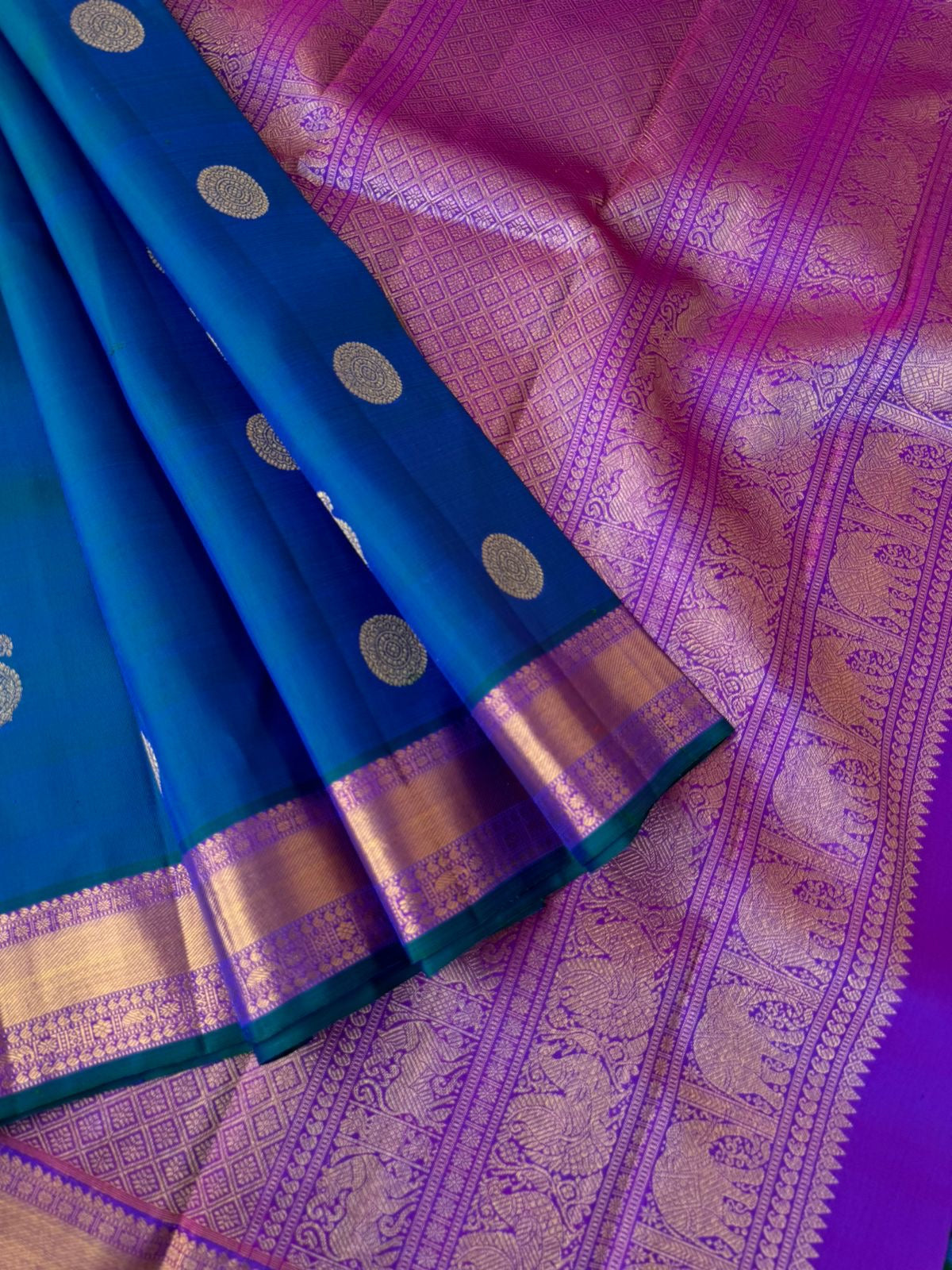 Swarnam - Stunning Solid Border Kanchivarams - the dual tone effect of peacock blue and violet purple