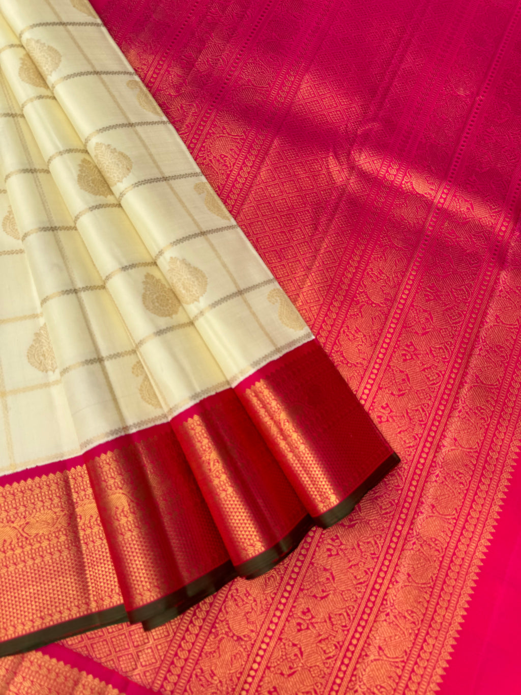 Venn Pattu - what a beautiful creamy off white and reddish pink solid gold borders with veldhari chex woven body !!