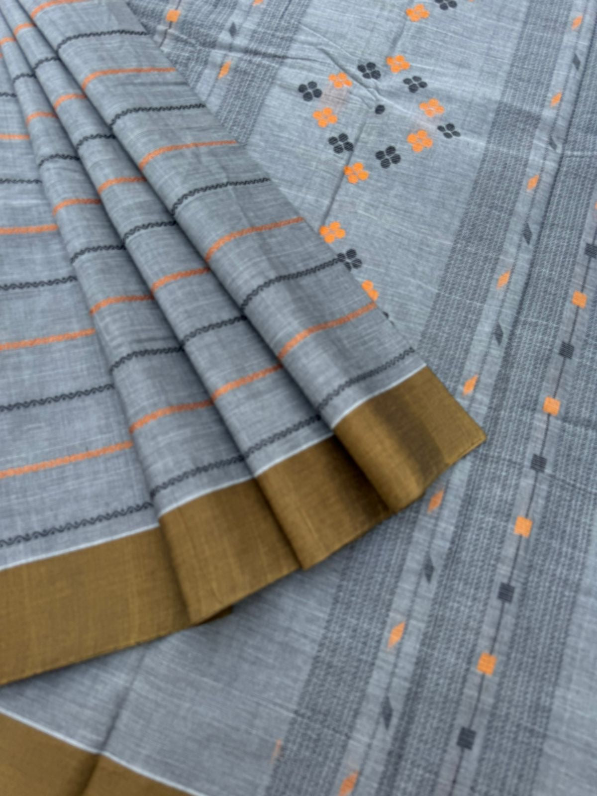Mangalavastaram - grey veldhari with bronze tone borders with jamdani style pallu