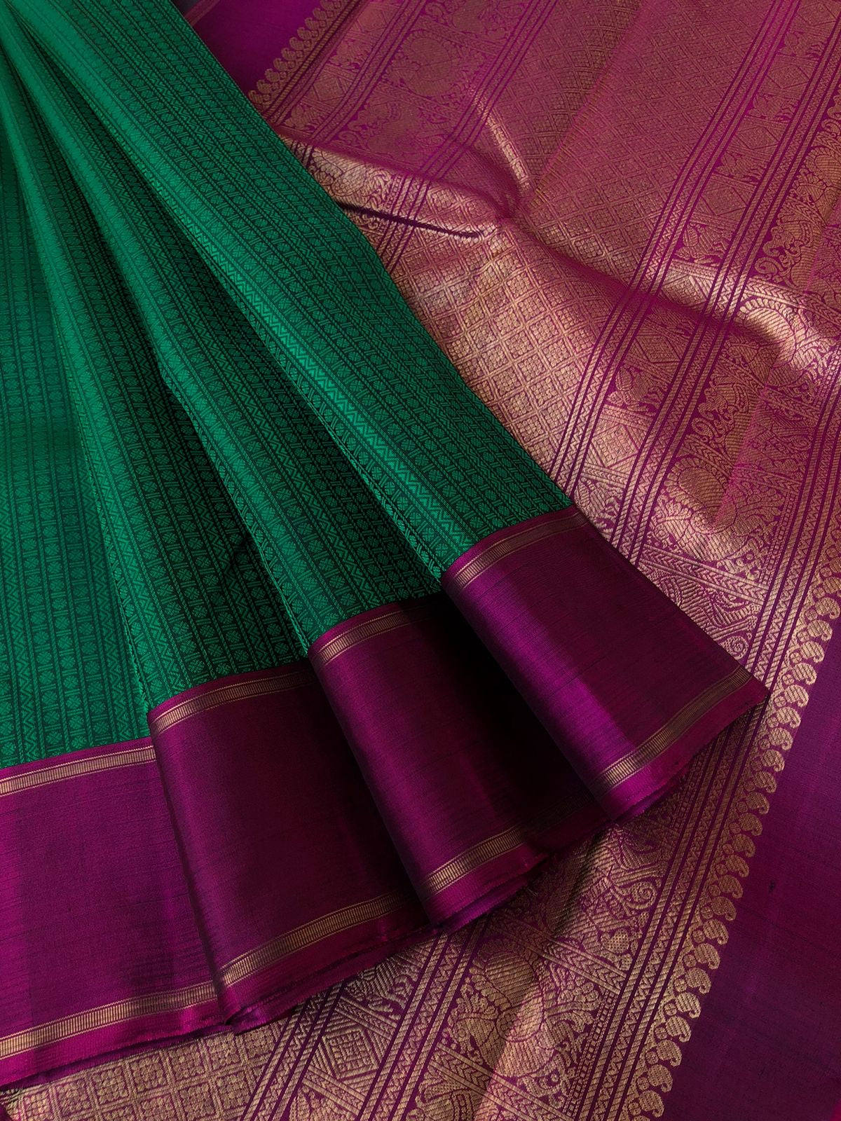 Yarn play on Kanchivaram - most beautiful Meenakshi green and majenta purple vertical varusai pett woven body