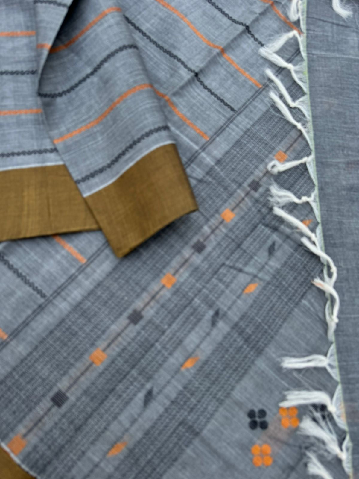 Mangalavastaram - grey veldhari with bronze tone borders with jamdani style pallu