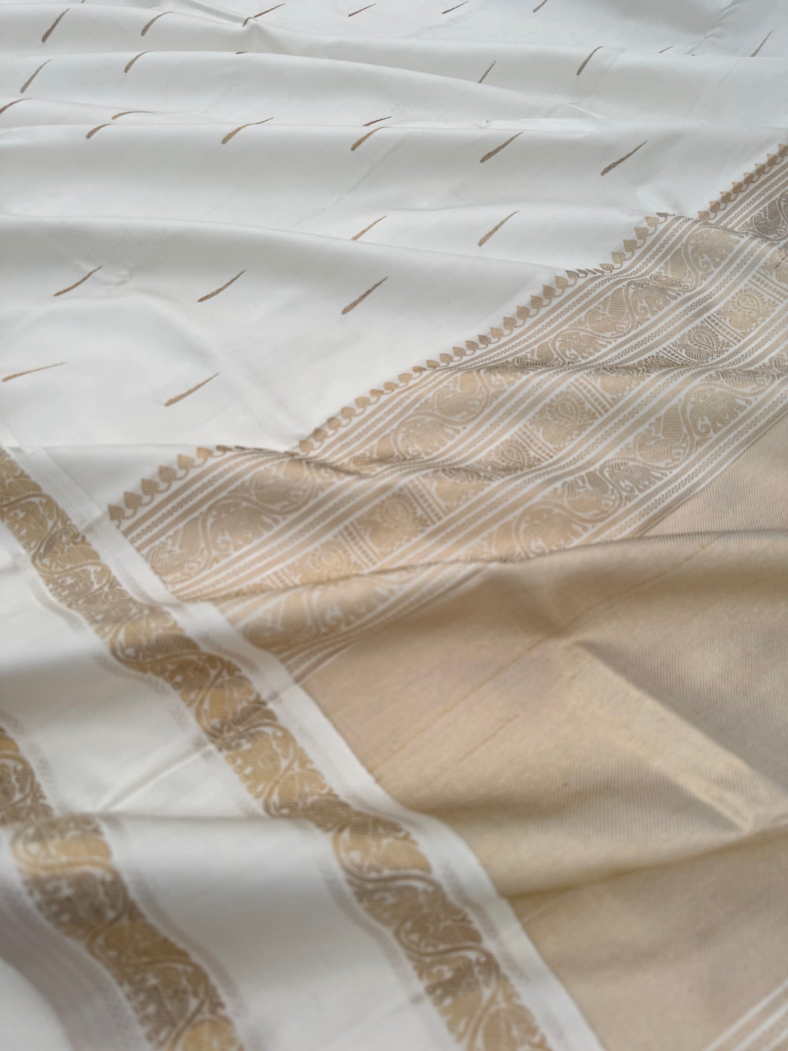Corporate Kanchivarams - if world can give a beautiful saree !! Then this is that saree ! A pure white rain drop kanchivarams with all vintage elements weaved in a saree