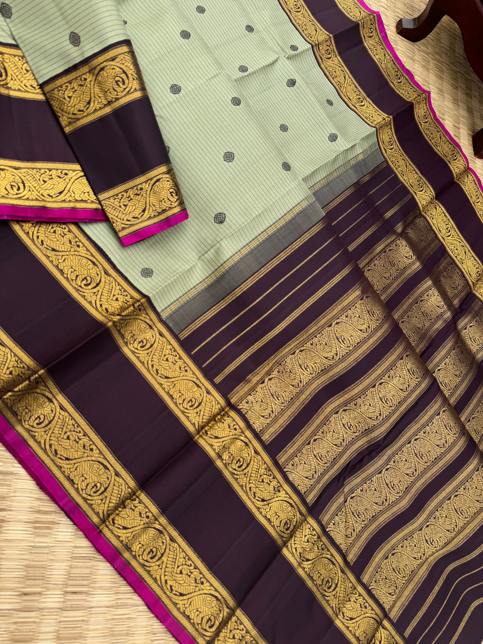 Paarambarayam - Vintage Vibes on Every Thread - stunning pale elachi tone body with deep dark coffee bean classy vintage borders
