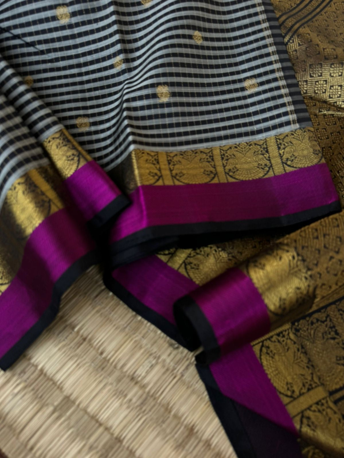 Kattam Koodu on Kanchivaram - stunning grey black podi kattam