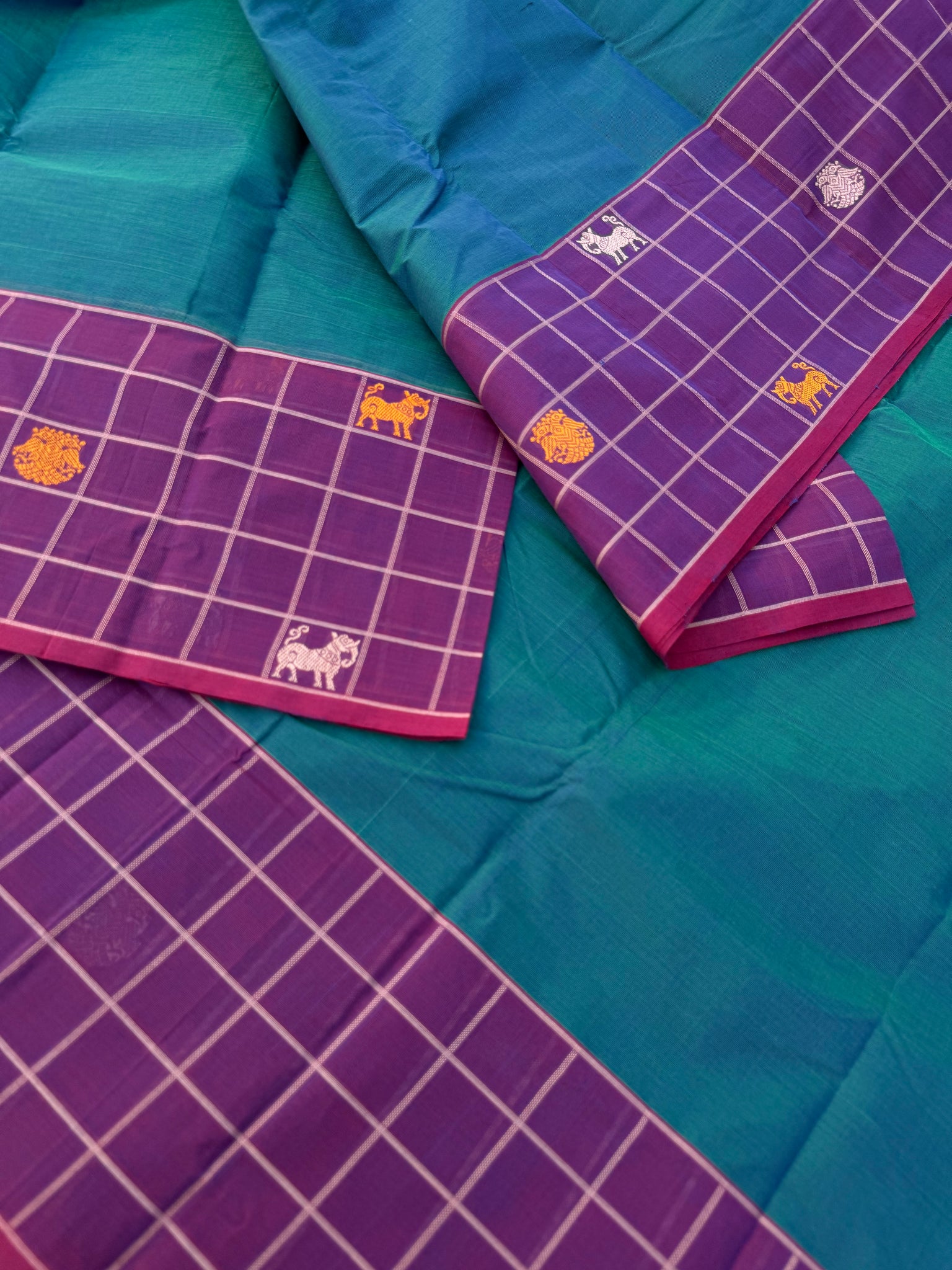Mangalavastaram - what a beautiful concept of borders kattam buttas with plain body with grand pallu