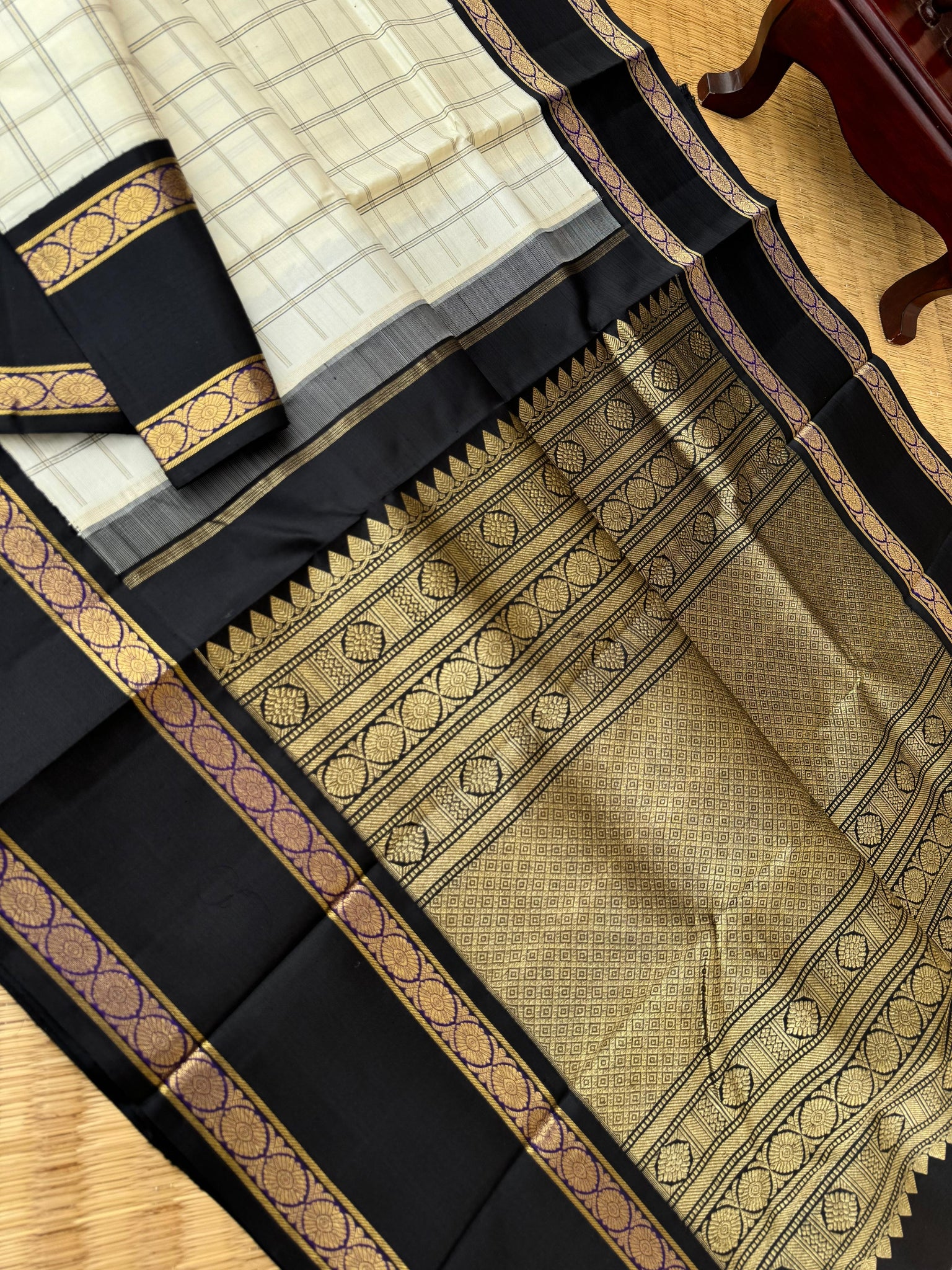 Truly Vintage - the age old vintage combination of off white and black is soo Proffesional and corporate