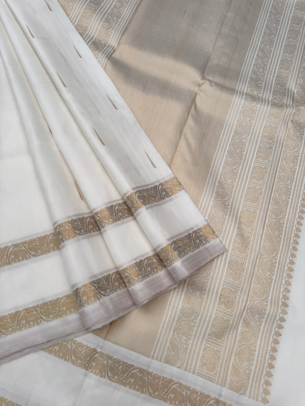 Corporate Kanchivarams - if world can give a beautiful saree !! Then this is that saree ! A pure white rain drop kanchivarams with all vintage elements weaved in a saree