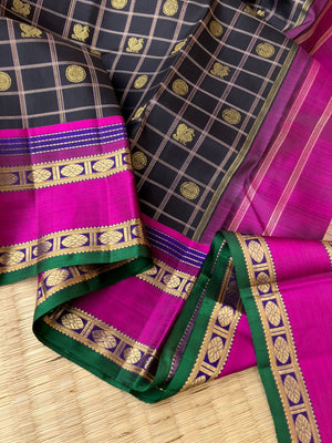Vintage Ragas on Korvai Kanchivaram - black and majentha  at the most beautiful Mayil chackaram