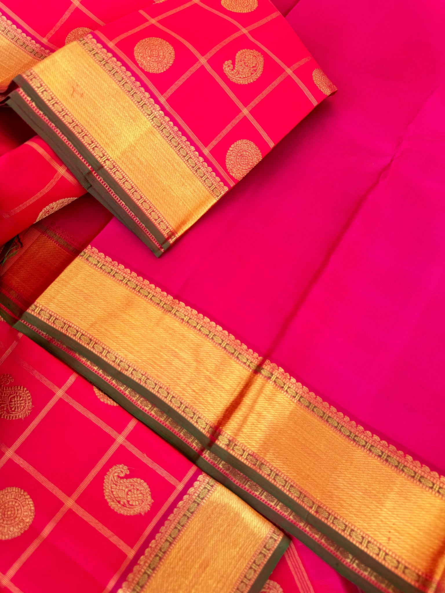 Aandal - The grandeur Kanchivaram - stunning red pink mayil chackaram with solid small gold zari woven borders