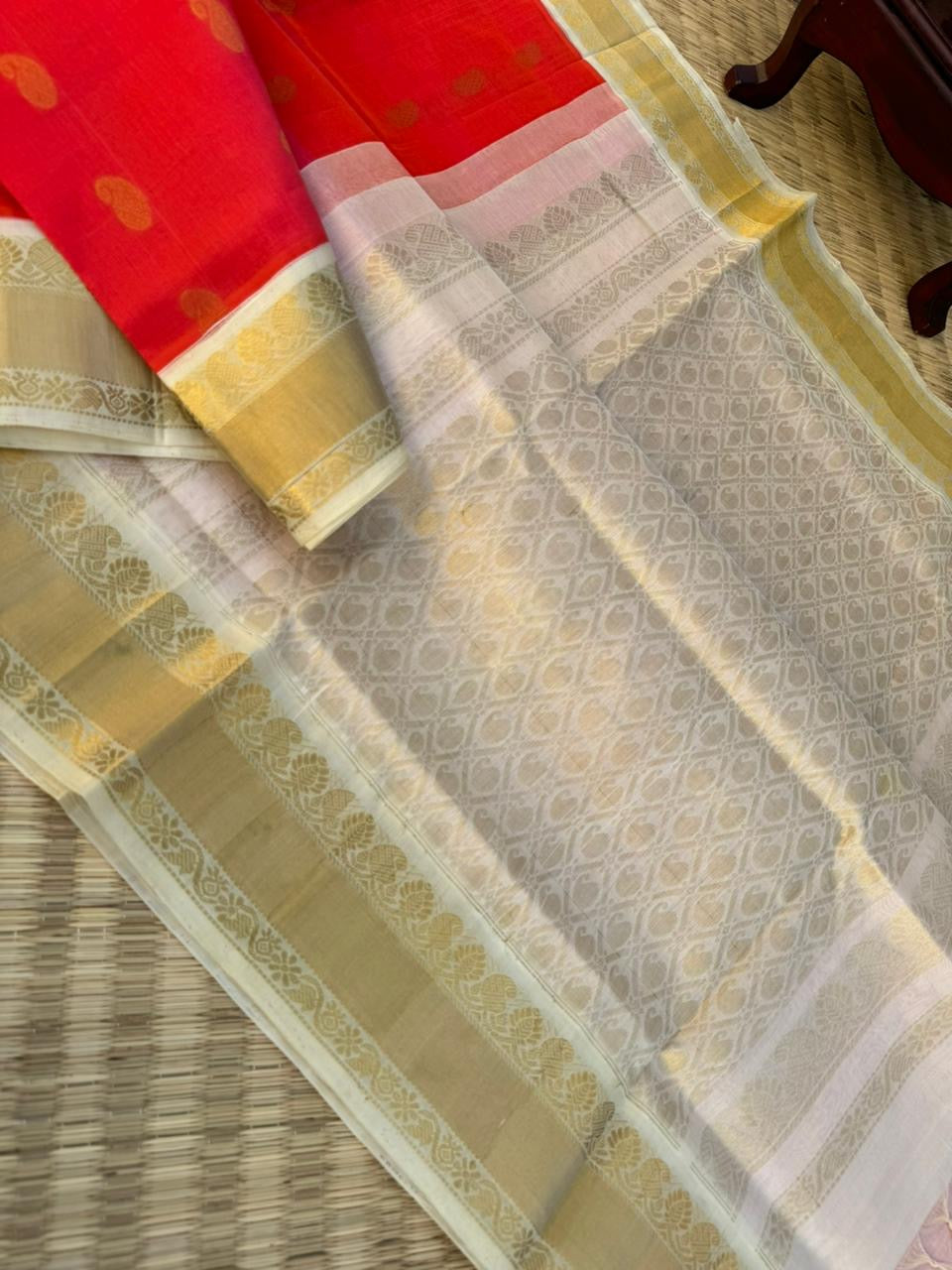 Korvai Silk Cottons -kanakambaram and golden ivory