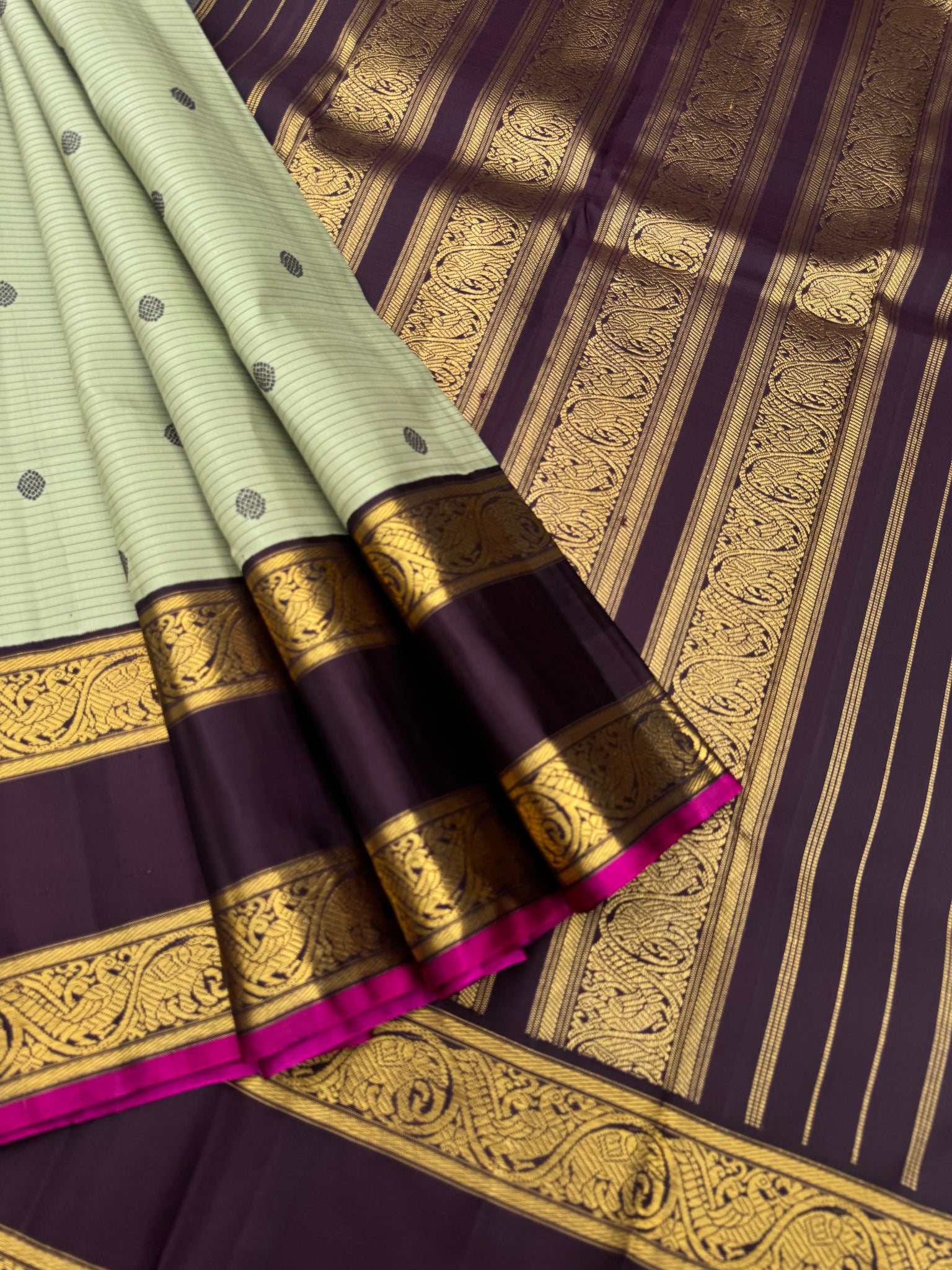 Paarambarayam - Vintage Vibes on Every Thread - stunning pale elachi tone body with deep dark coffee bean classy vintage borders