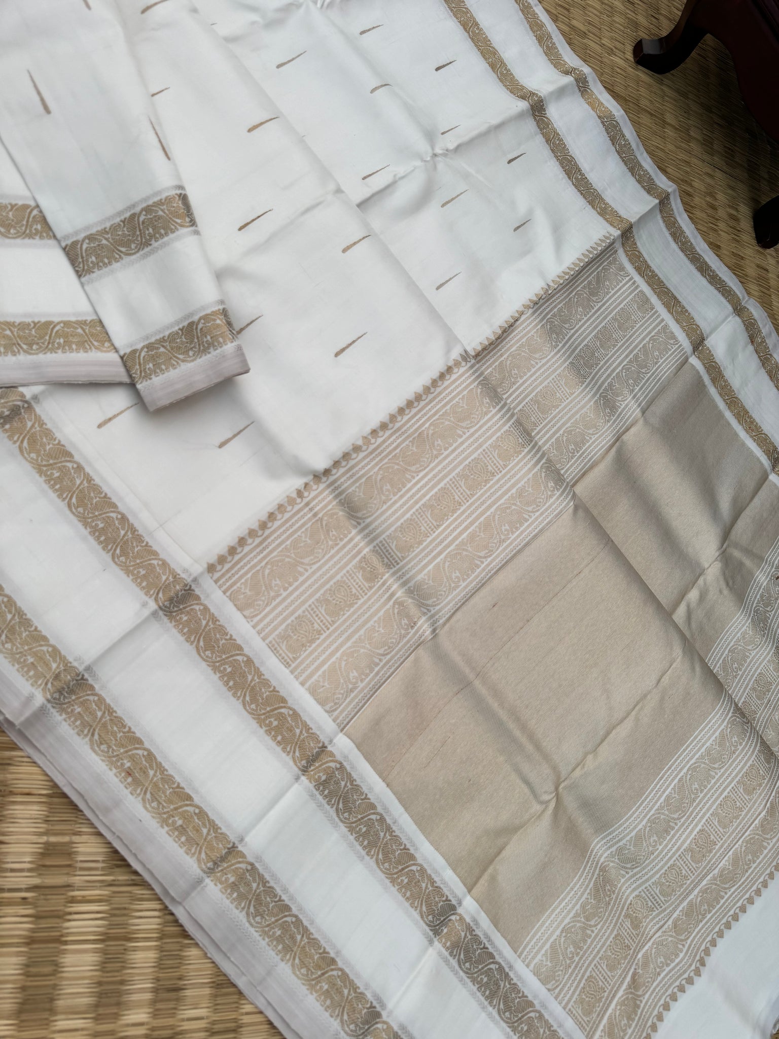 Corporate Kanchivarams - if world can give a beautiful saree !! Then this is that saree ! A pure white rain drop kanchivarams with all vintage elements weaved in a saree