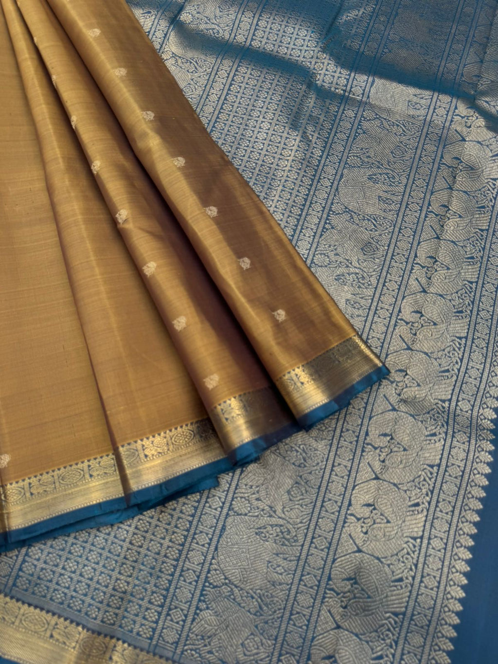 Leela - The bliss of small border Kanchivarams - very rare and unusual unique colour combination of fenugreek and teal
