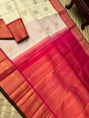 Venn Pattu - what a beautiful creamy off white and reddish pink solid gold borders with veldhari chex woven body !!