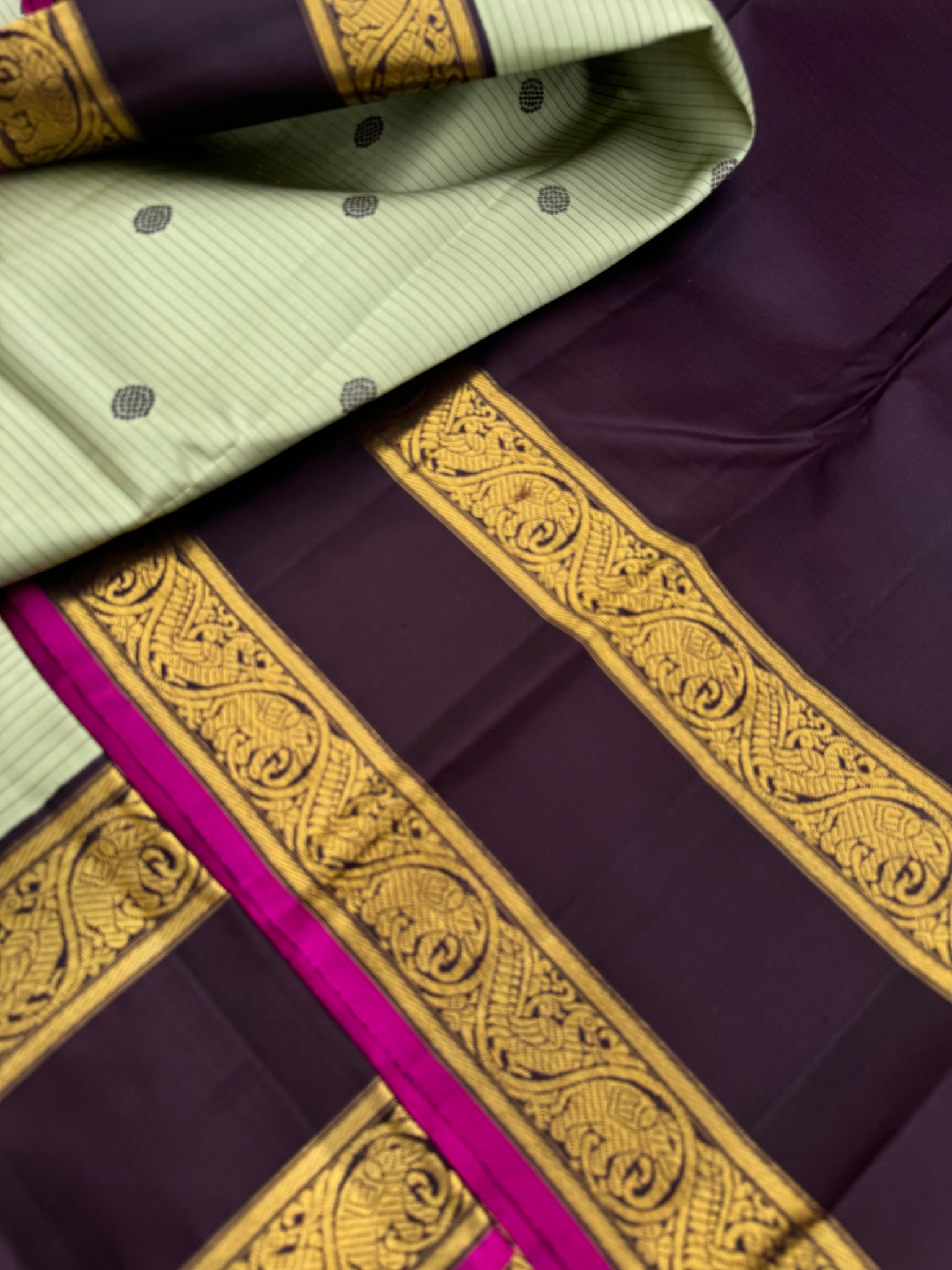 Paarambarayam - Vintage Vibes on Every Thread - stunning pale elachi tone body with deep dark coffee bean classy vintage borders