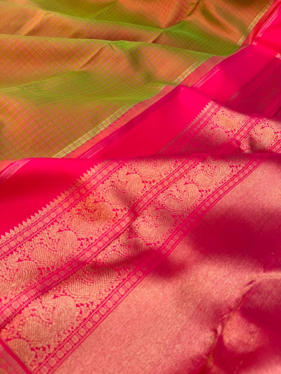 Kanchivaram Trunk - a perfect dual tone maanthulir muthu kattam with orange borders and rani pink pallu!! Highlight is the mustard sleeve edge