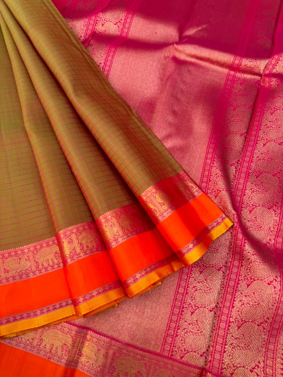 Kanchivaram Trunk - a perfect dual tone maanthulir muthu kattam with orange borders and rani pink pallu!! Highlight is the mustard sleeve edge