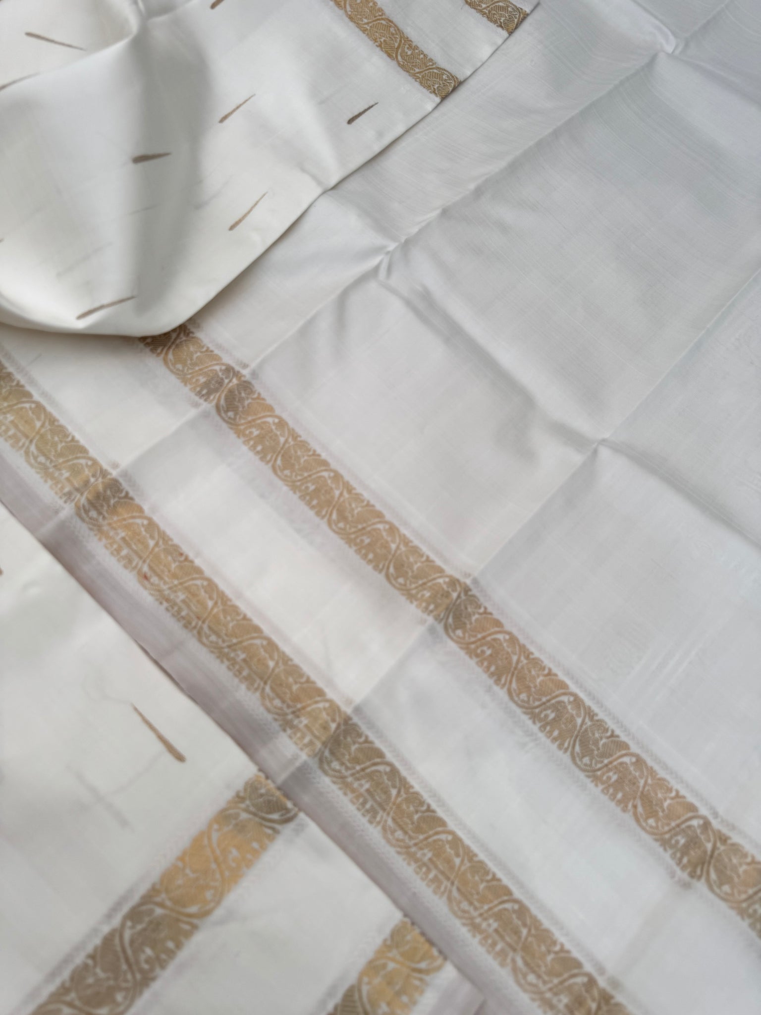 Corporate Kanchivarams - if world can give a beautiful saree !! Then this is that saree ! A pure white rain drop kanchivarams with all vintage elements weaved in a saree