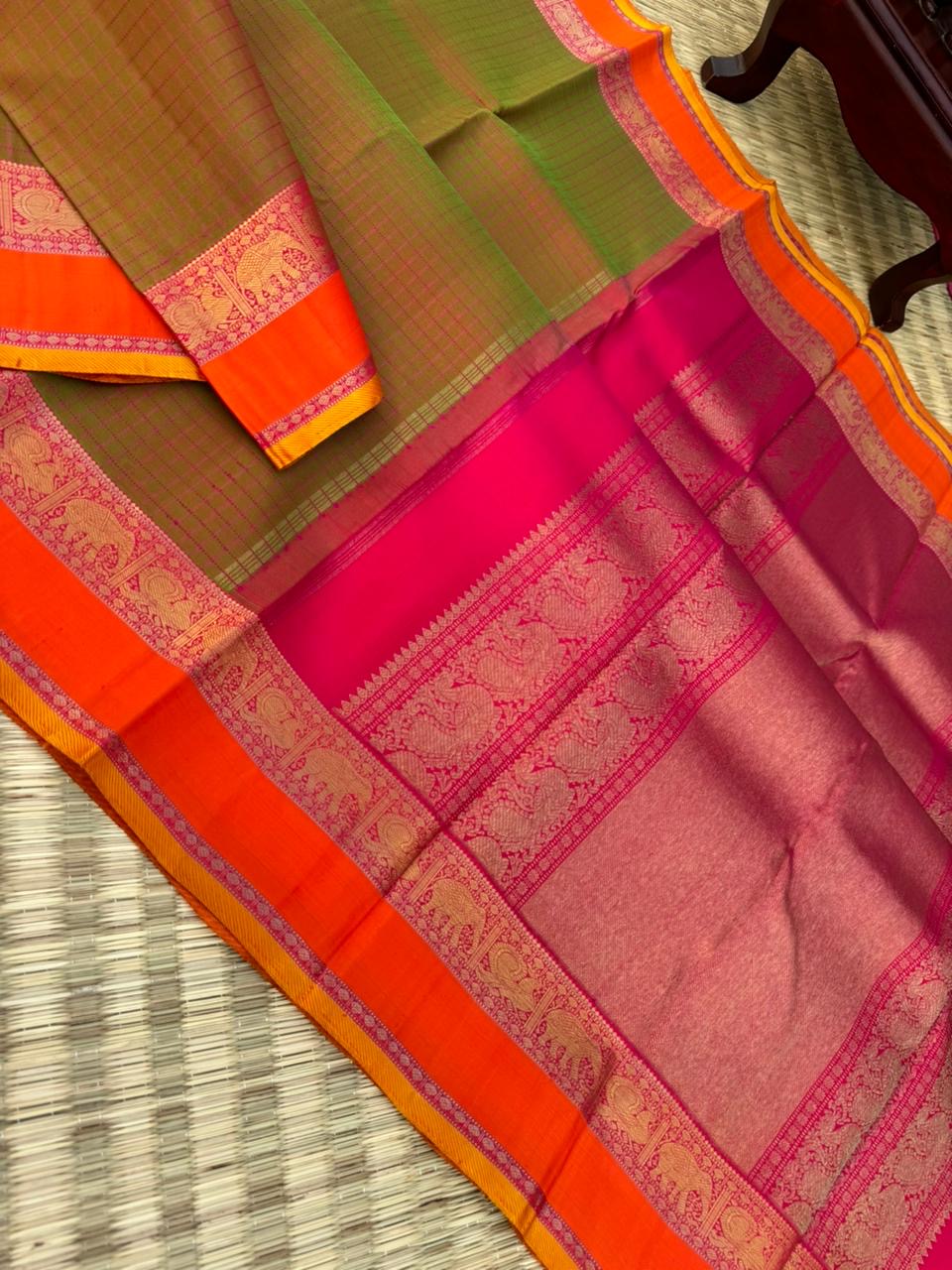 Kanchivaram Trunk - a perfect dual tone maanthulir muthu kattam with orange borders and rani pink pallu!! Highlight is the mustard sleeve edge