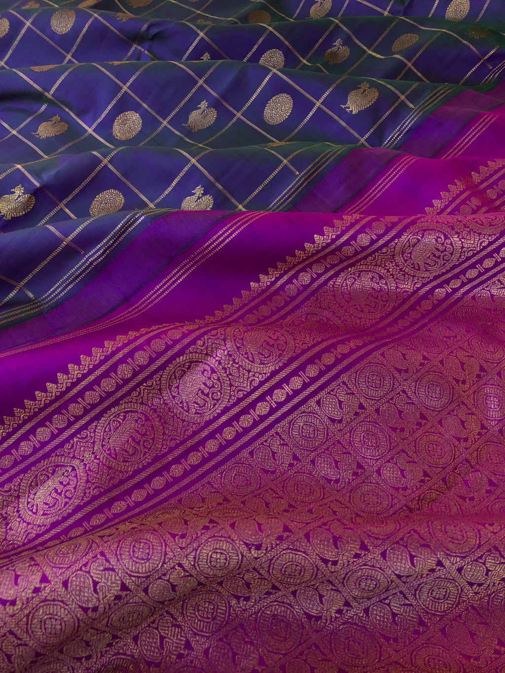 Mohaa - Beautiful Borderless Kanchivarams -stunning peacock neck dual tone mayil chackaram woven body with majenta purple grand gorgeous pallu