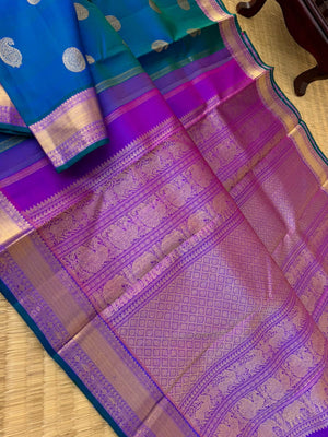 Swarnam - Stunning Solid Border Kanchivarams - the dual tone effect of peacock blue and violet purple