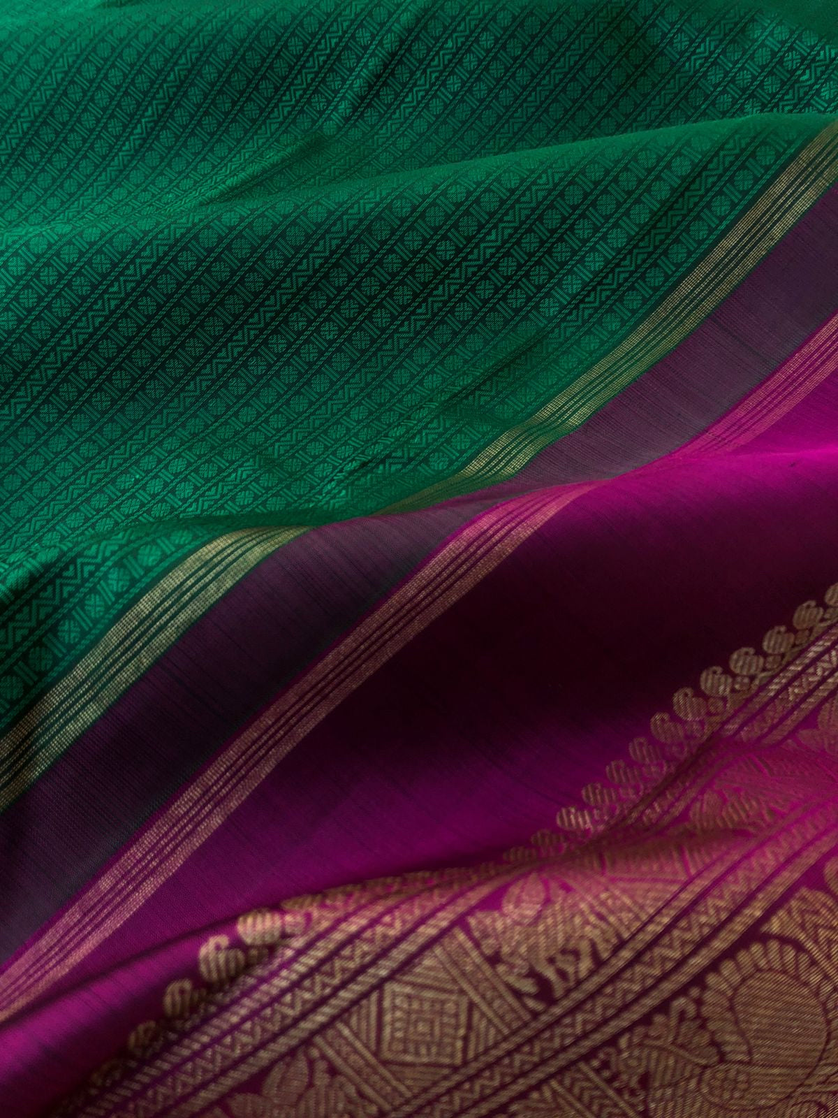 Yarn play on Kanchivaram - most beautiful Meenakshi green and majenta purple vertical varusai pett woven body