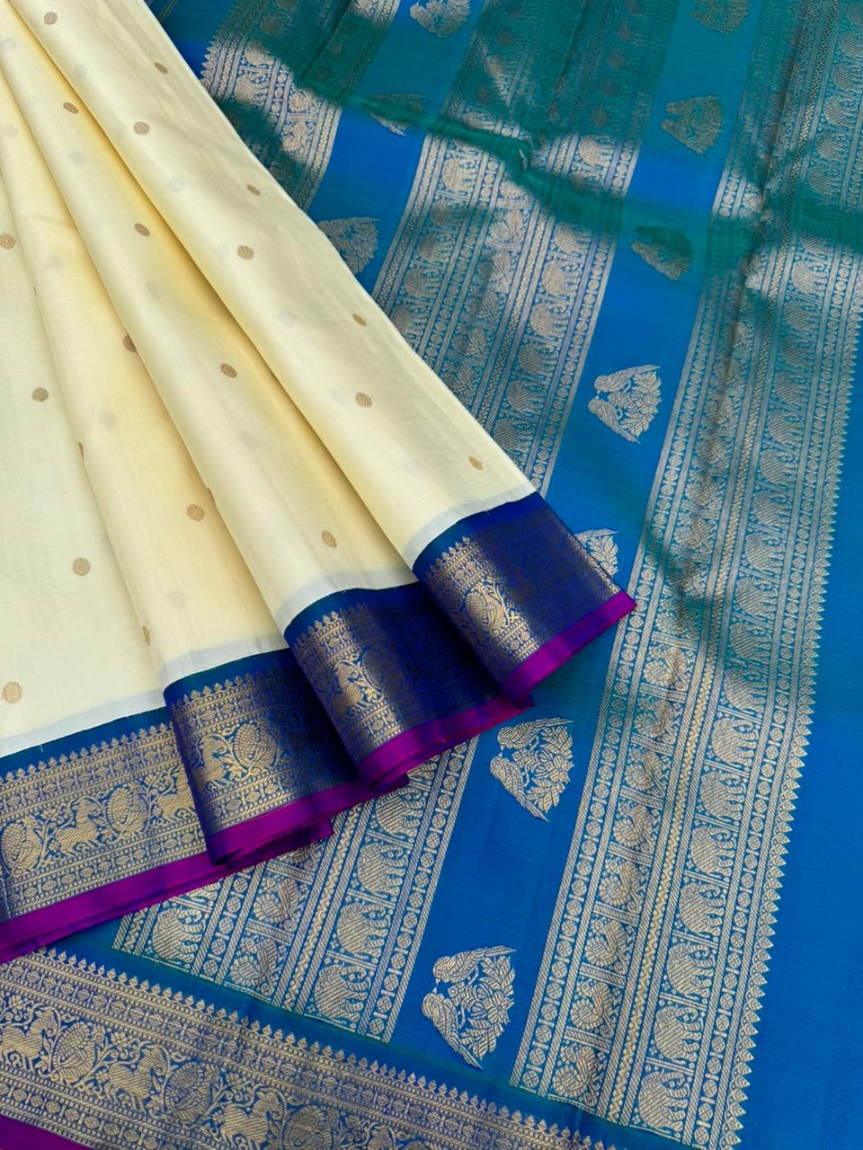 Colours of Navarathri 2025 on Kanchivarams - Most brilliant white and peacock blue Korvai Kanchivaram