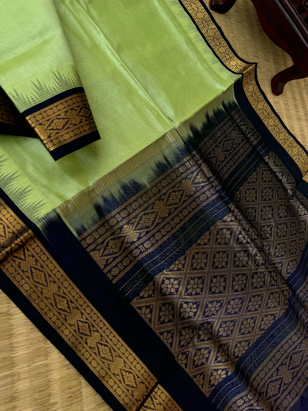 Korvai Silk Cotton - pastel pista green and navy blue