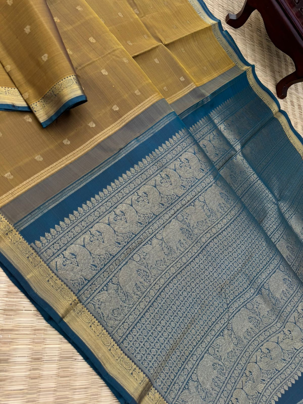 Leela - The bliss of small border Kanchivarams - very rare and unusual unique colour combination of fenugreek and teal