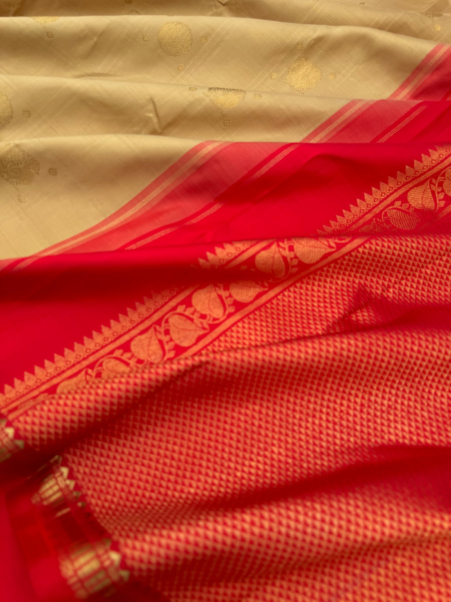 Album Vidhyasam - a biscuit beige and red with vintage buttas woven body
