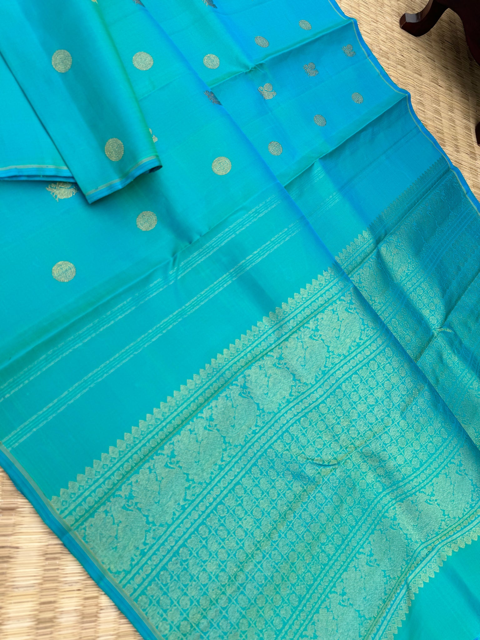 Mohaa - Beautiful Borderless Kanchivaram - two blouses for one saree a stunning dual tone blue with mustard and pink two blouses