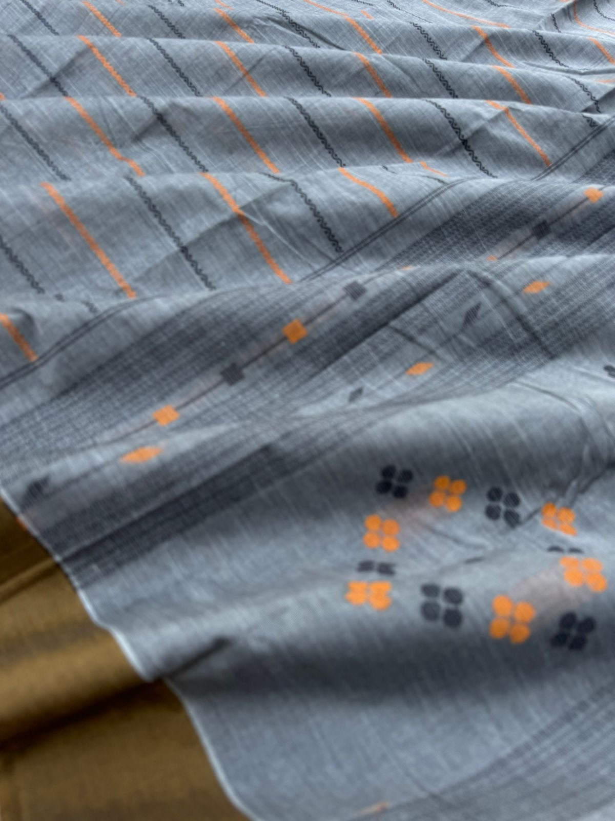 Mangalavastaram - grey veldhari with bronze tone borders with jamdani style pallu