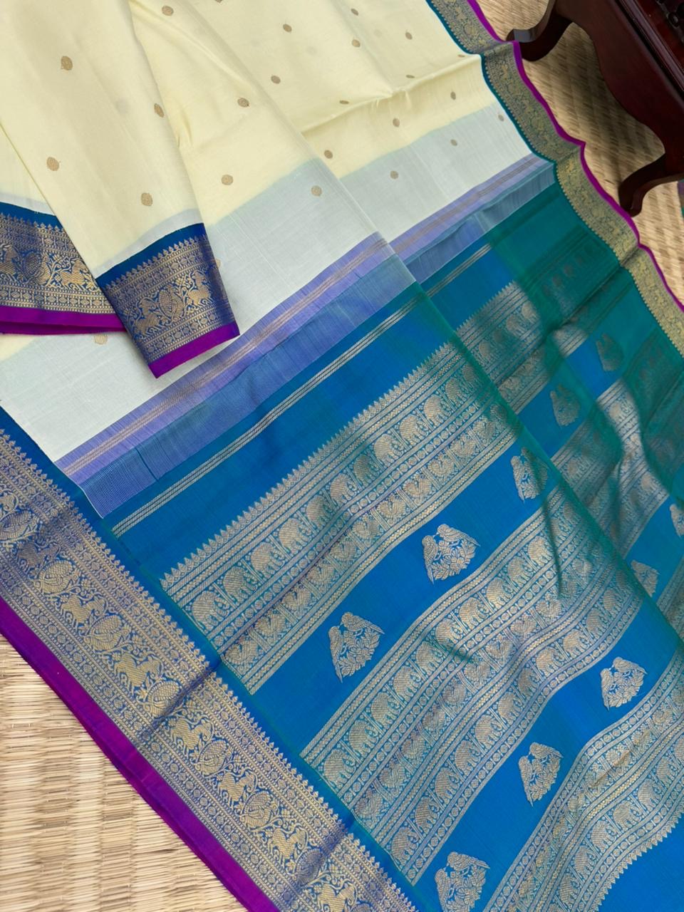 Colours of Navarathri 2025 on Kanchivarams - Most brilliant white and peacock blue Korvai Kanchivaram