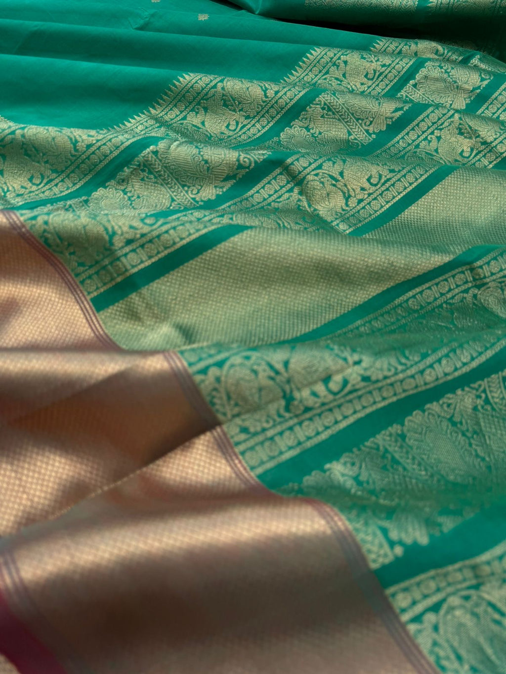 Zari Kissed Silk Cotton - leaf green with solid borders and grand pallu with corner buttas