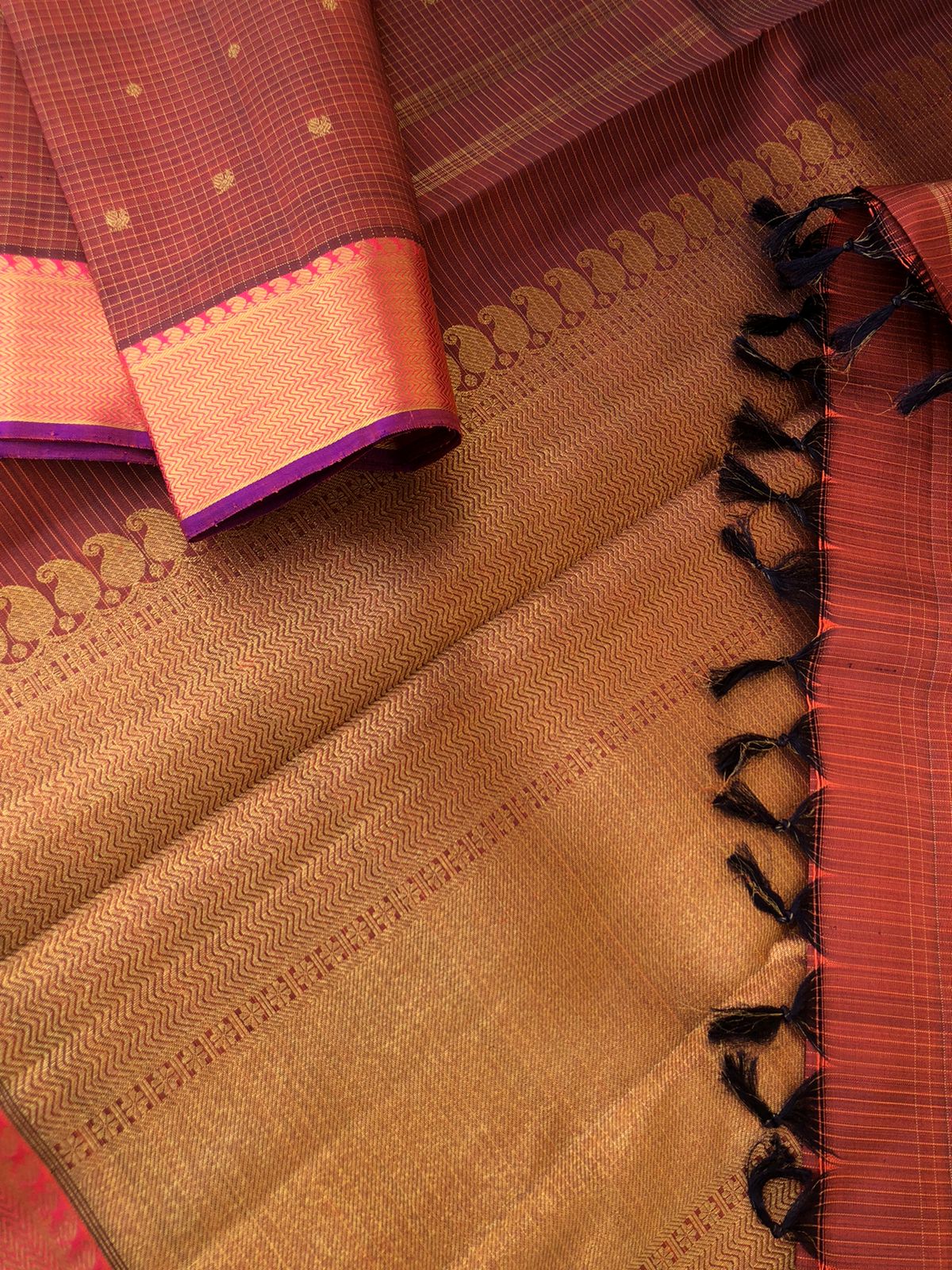 Oosi kattams on Kanchivaram - totally unique and unusual burnt caramel brown/ maanthulir brown oosi kattam with solid hold zari woven borders