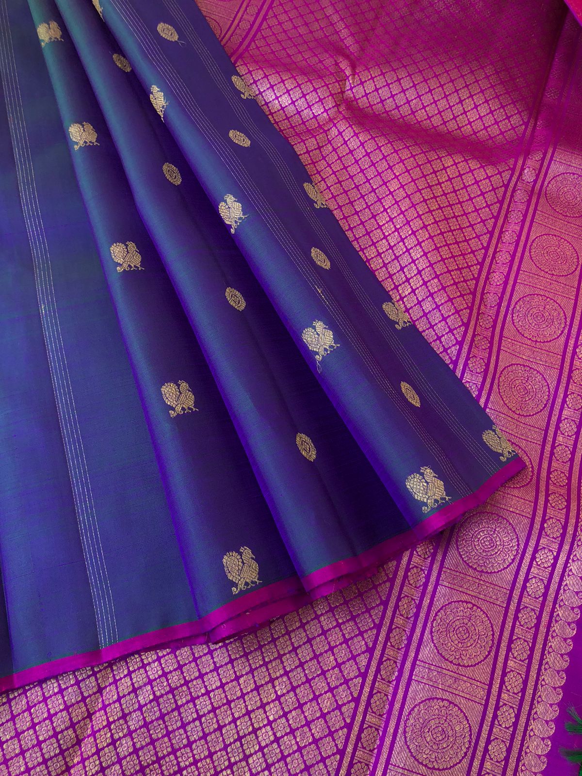 Mohaa - Beautiful Borderless Kanchivarams - stunning peacock blue green mayil chackaram with violet pink pallu and blouse