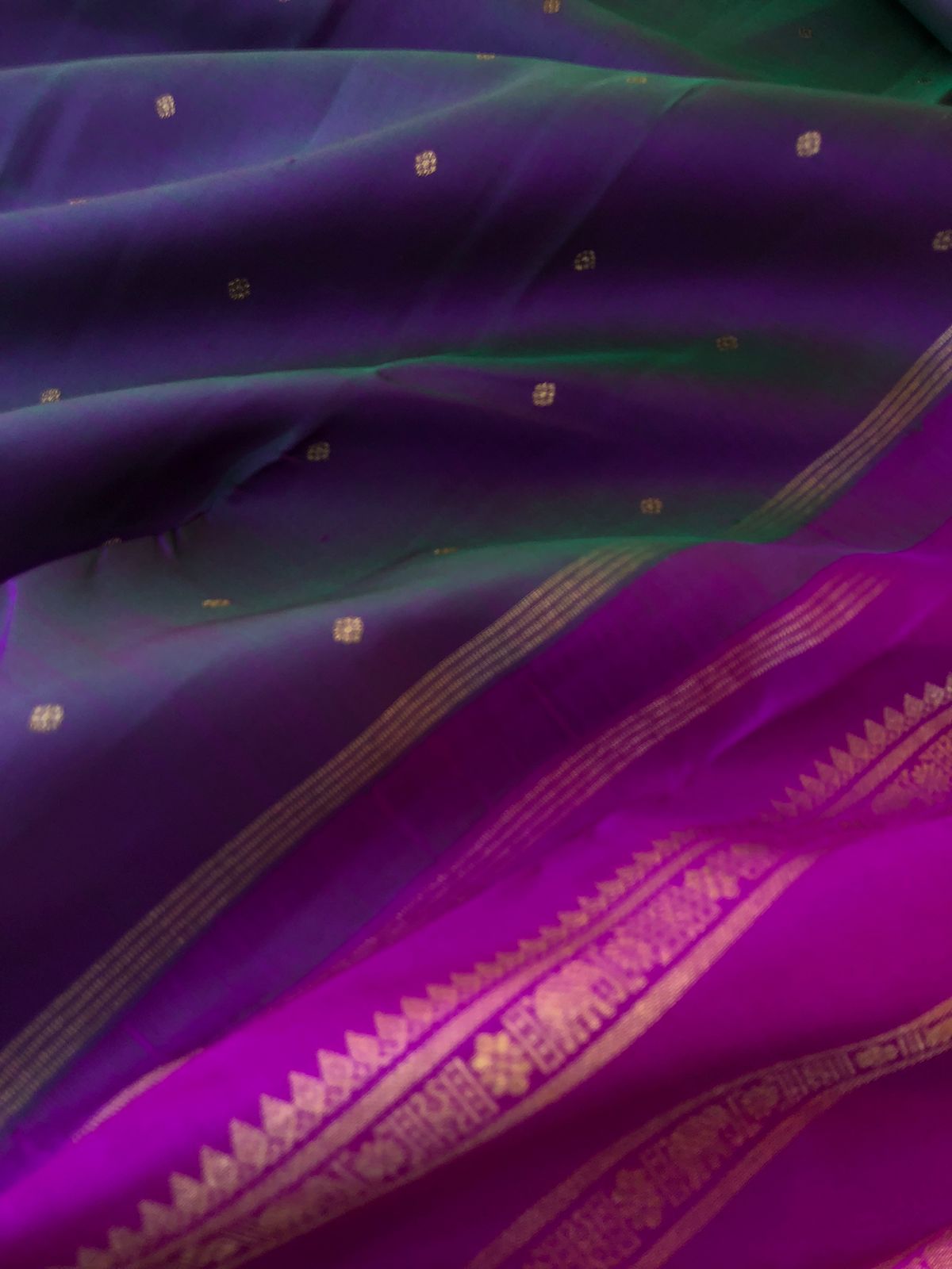 Shree - Bliss of Kanchivarams - absolutely a unusual dual tone of Deep Purple and deep pink tiny intricate buttas woven body with dark majenta varusai pett woven pallu is absolutely traditional