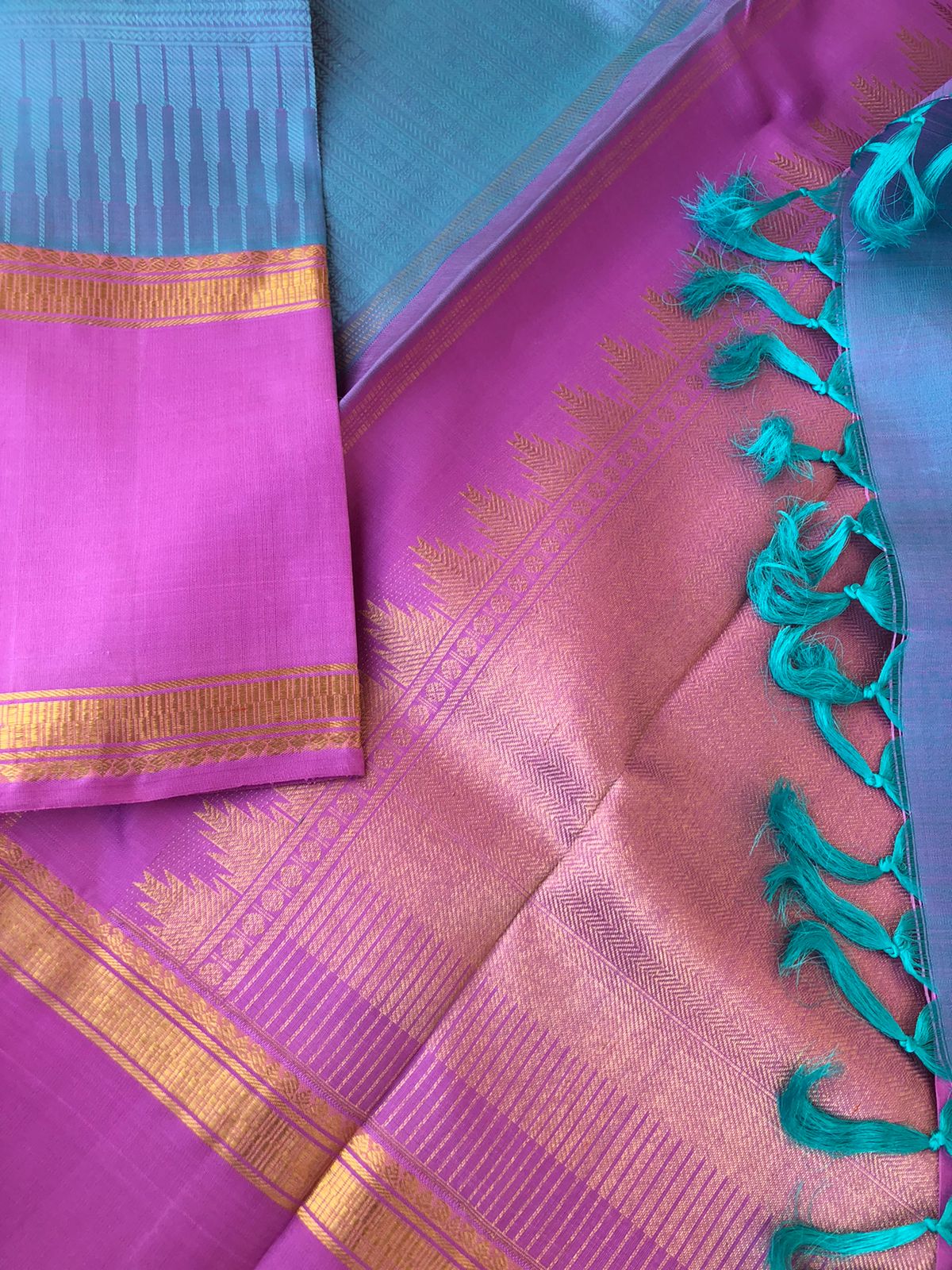 Yarn play on Kanchivaram - stunning dual tone turquoise blue and rose pink varusai pett is the best